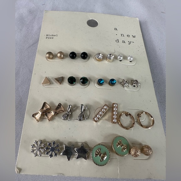 33 pairs of tiny goldtone and silvertone earrings - Picture 5 of 6